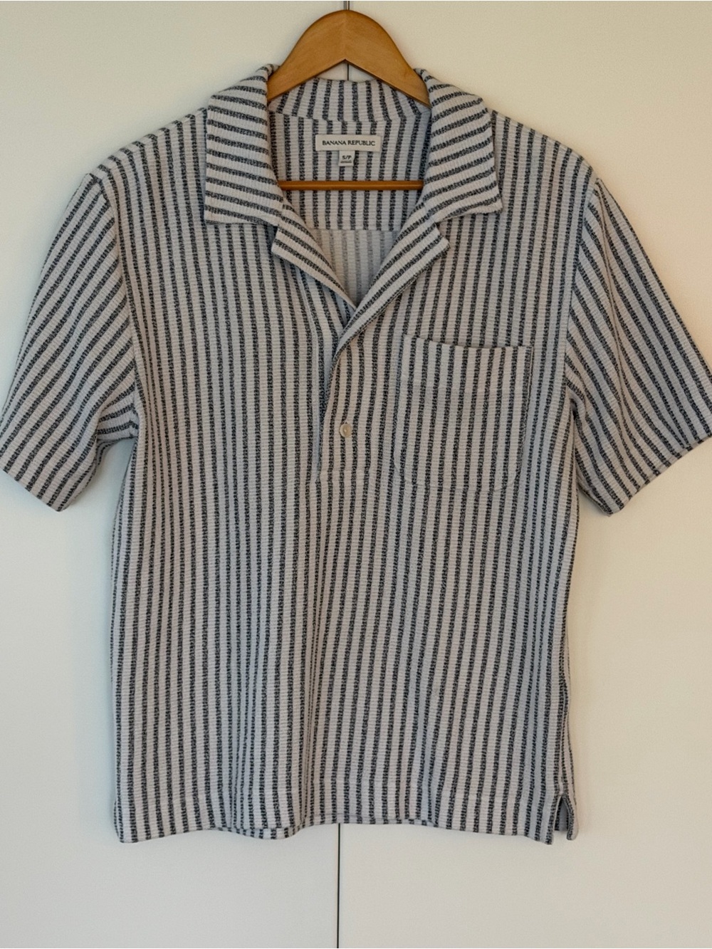 Banana Republic Men’s Navy and White Vertical Stripe Textured Camp Collar Shirt